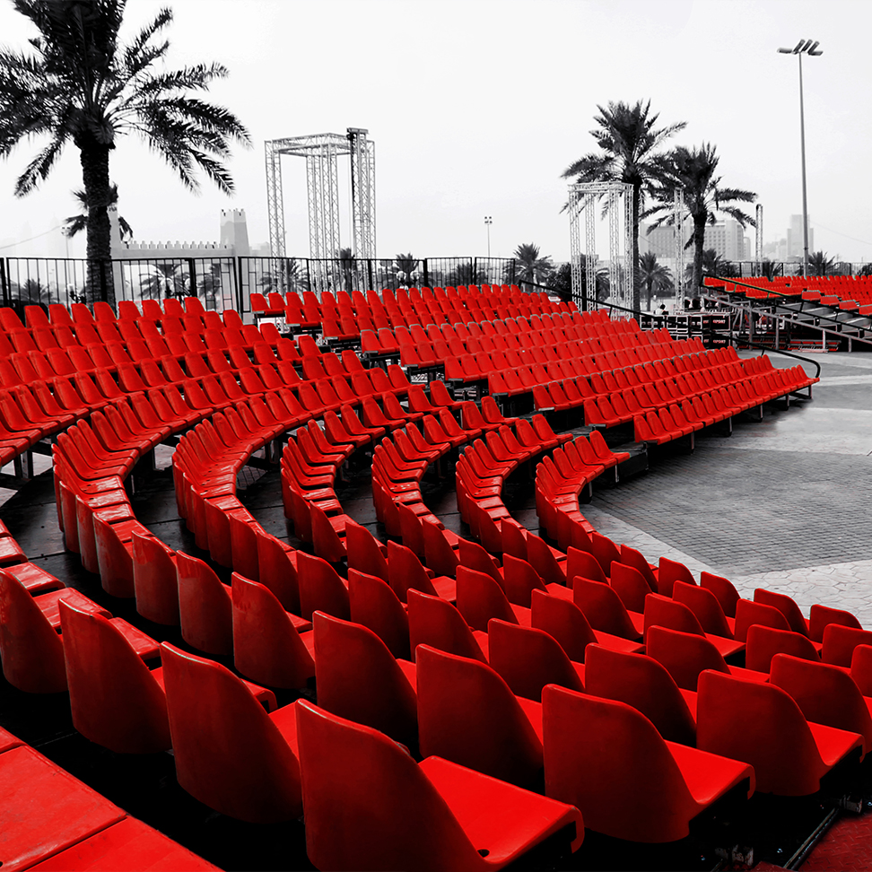 مدرجات احترافية… وتجربة حضور متكاملة